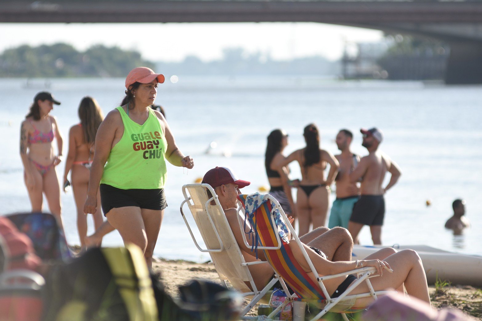 Tarde de playa en el balneario Costanera Este. Foto: Manuel Fabatía