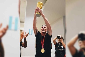 Franco Armani recibió una réplica de la Copa del Mundo cuando llegó a la concentración de River. 