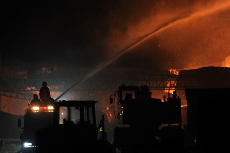 Sorpredente combate contra las llamas. Crédito: Osvaldo Fanton / Télam