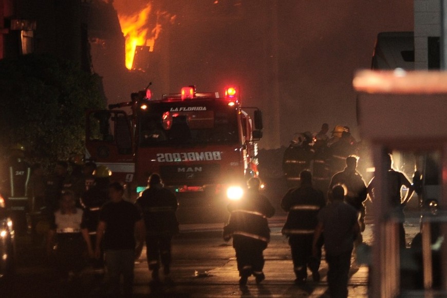12 dotaciones de bomberos arribaron al lugar. Crédito: Osvaldo Fanton / Télam