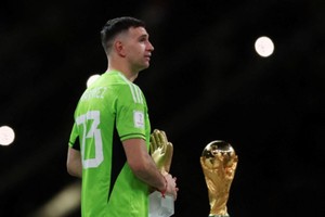 Emiliano "Dibu" Martínez, elegido mejor arquero del Mundial y homenajeado en esta ocasión. Crédito: Reuters