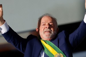 El presidente de Brasil, Luiz Inácio Lula da Silva, saluda a sus seguidores en el Palacio Planalto, en Brasilia, Brasil, el 1 de enero de 2023. Créditos: Adriano Machado/ Reuters