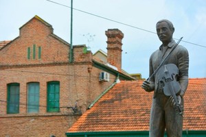 Monumento a Cayetano Silva en Venado Tuerto. 