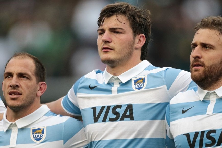 Pedro Rubiolo en el centro de la imagen el día de su debut en Los Pumas. Fue el año pasado, en el marco de la última fecha del Rugby Championship ante Sudáfrica en Durban. A su derecha, el experimentado Benjamín Urdapilleta. A su izquierda, un coterráneo: Mayco Vivas. Crédito: Prensa UAR.