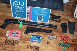 Por el tipo de delito, la policía no pudo detenerlo, pero lo notificó y deberá comparecer ante la fiscalía por abuso de arma de fuego.