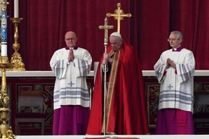 El papa Francisco despidió hoy al "pastor" Benedicto XVI al presidir ante miles de personas en Plaza San Pedro. Créditos: Télam
