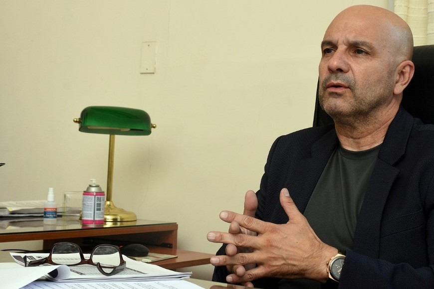 Claudio Brilloni, secretario de Seguridad, en una entrevista con El Litoral. Crédito: El Litoral