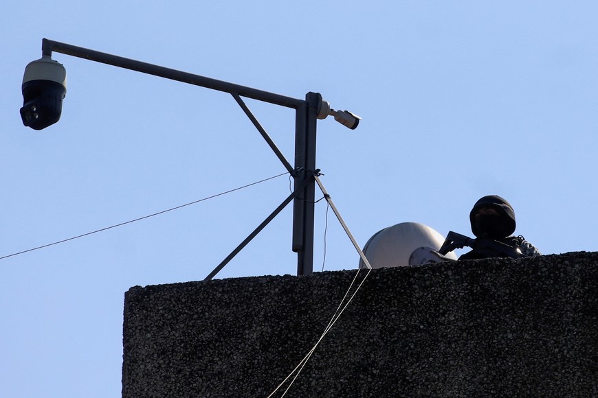 A member of the security forces guards atop the Attorney General's Office for Special Investigations on Organized Crime (FEMDO), in Mexico City, Mexico January 5, 2023. REUTERS/Raquel Cunha