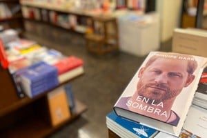 El libro del príncipe Harry de Gran Bretaña "Spare" se ve en una librería en Barcelona, España. Créditos: Nacho Doce/ Reuters