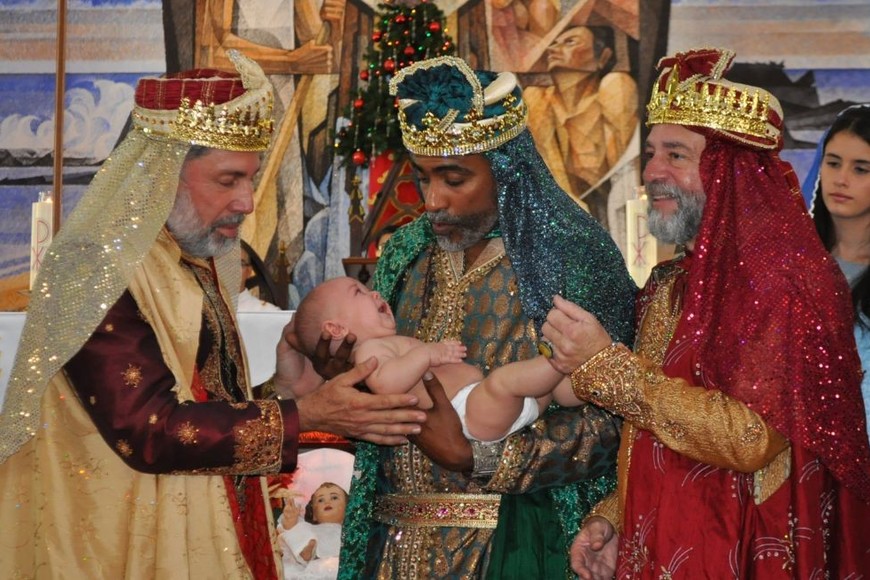Melchor, Gaspar y Baltasar se apersonaron en Belén para entregarles unos regalos al niño Jesús.. Créditos: El Litoral