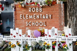 Robb Elemnetary School en Texas, donde fueron asesinados 19 alumnos y dos maestras en mayo de 2022. Crédito: Reuters