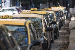 Con esta suba, la tercera del año -ya se había registrado una del 35% en abril y otra cifra similar en septiembre- la tarifa de taxis en el 2022 llegó al 90%. Foto: El Litoral