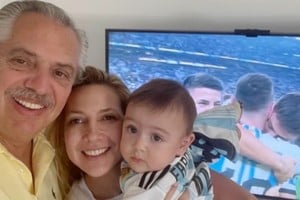 Alberto Fernández junto a su esposa Fabiola Yáñez y su hijo Francisco.