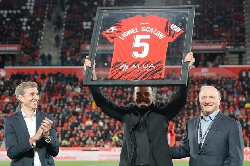 La camiseta que recibió como regalo Scaloni