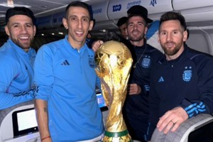 Los campeones del mundo con la copa. Crédito: Instagram @leomessi