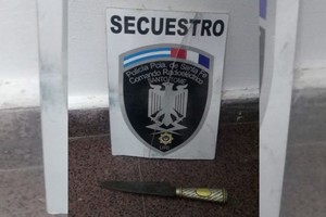 El arma blanca es un facón de plateado y dorado de 12 cm de hoja.  Crédito: Prensa URI