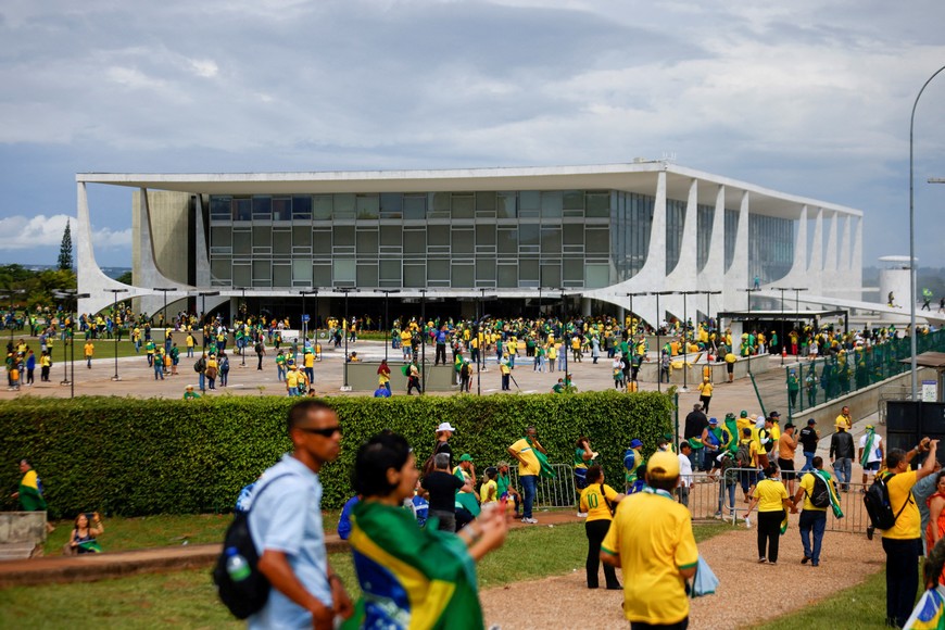 Supporters of Brazil's former President Jair Bolsonaro demonstrate against President Luiz Inacio Lula da Silva, in Brasilia, Brazil, January 8, 2023. REUTERS/Adriano Machado REFILE - CORRECTING DATE