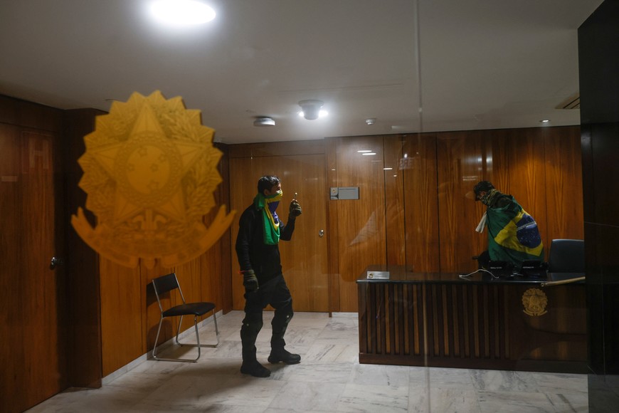 Supporters of Brazil's former President Jair Bolsonaro vandalize Planalto Palace during a demonstration against President Luiz Inacio Lula da Silva, in Brasilia, Brazil, December 8, 2023. REUTERS/Adriano Machado