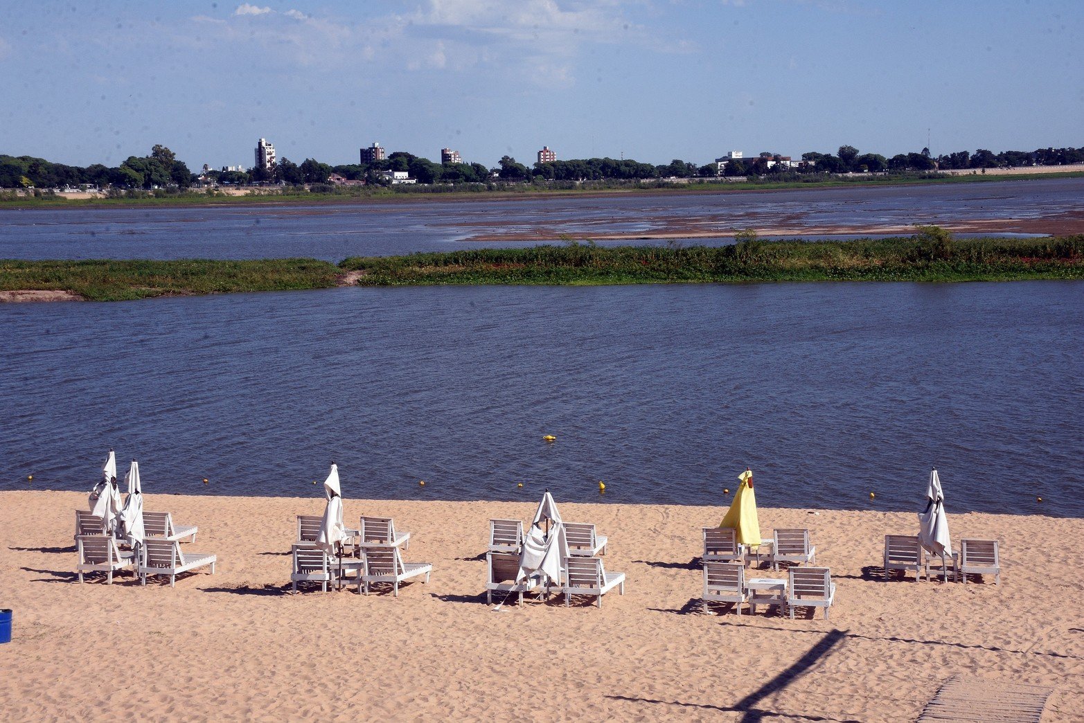Un impresionante camalotal, que la crecida del río fue trayendo en su momento a la laguna Setúbal, se asentó paulatinamente sobre la Costanera Néstor Kirchner, "colonizando" y bloqueando el acceso a esa playa desde el río. Foto: Guillermo Di Salvatore