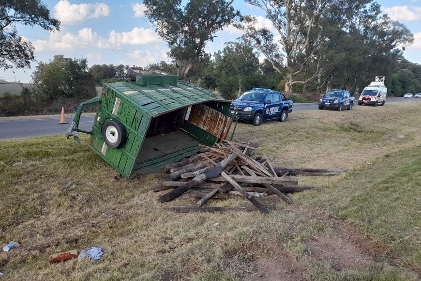 Personal de Seguridad Vial balizó zona con conos, para proceder con maniobras de reducción de velocidad hasta tanto sea removido el acoplado.  Crédito: El Litoral.