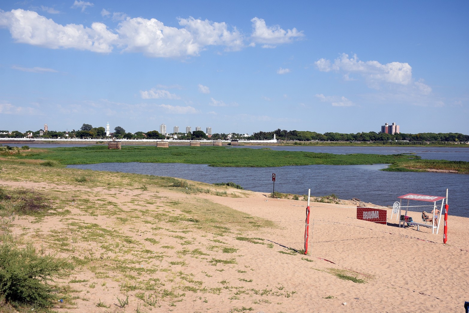Quienes practican canotaje o utilizan tablas de SUP se ven perjudicados tanto para navegar por ese sector de la laguna como para bajarse a la costa desde los kayaks. Foto: Guillermo Di Salvatore