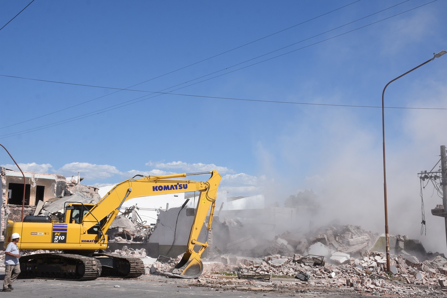 El momento de la demolición de la pared de la Distribuidora del Interior. Crédito: Luis Cetraro