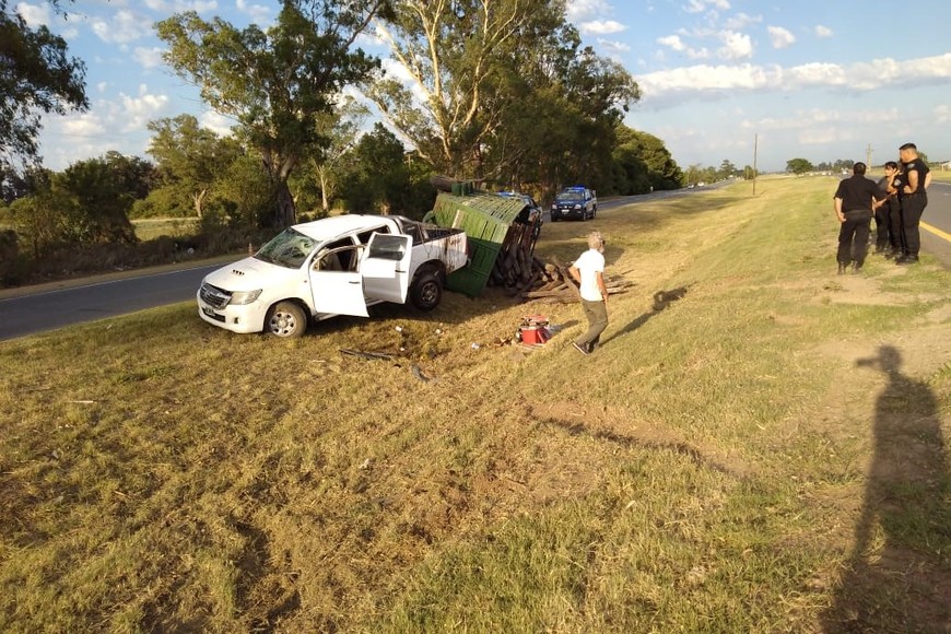 Personal de Seguridad Vial balizó zona con conos, para proceder con maniobras de reducción de velocidad hasta tanto sea removido el acoplado.  Crédito: El Litoral.