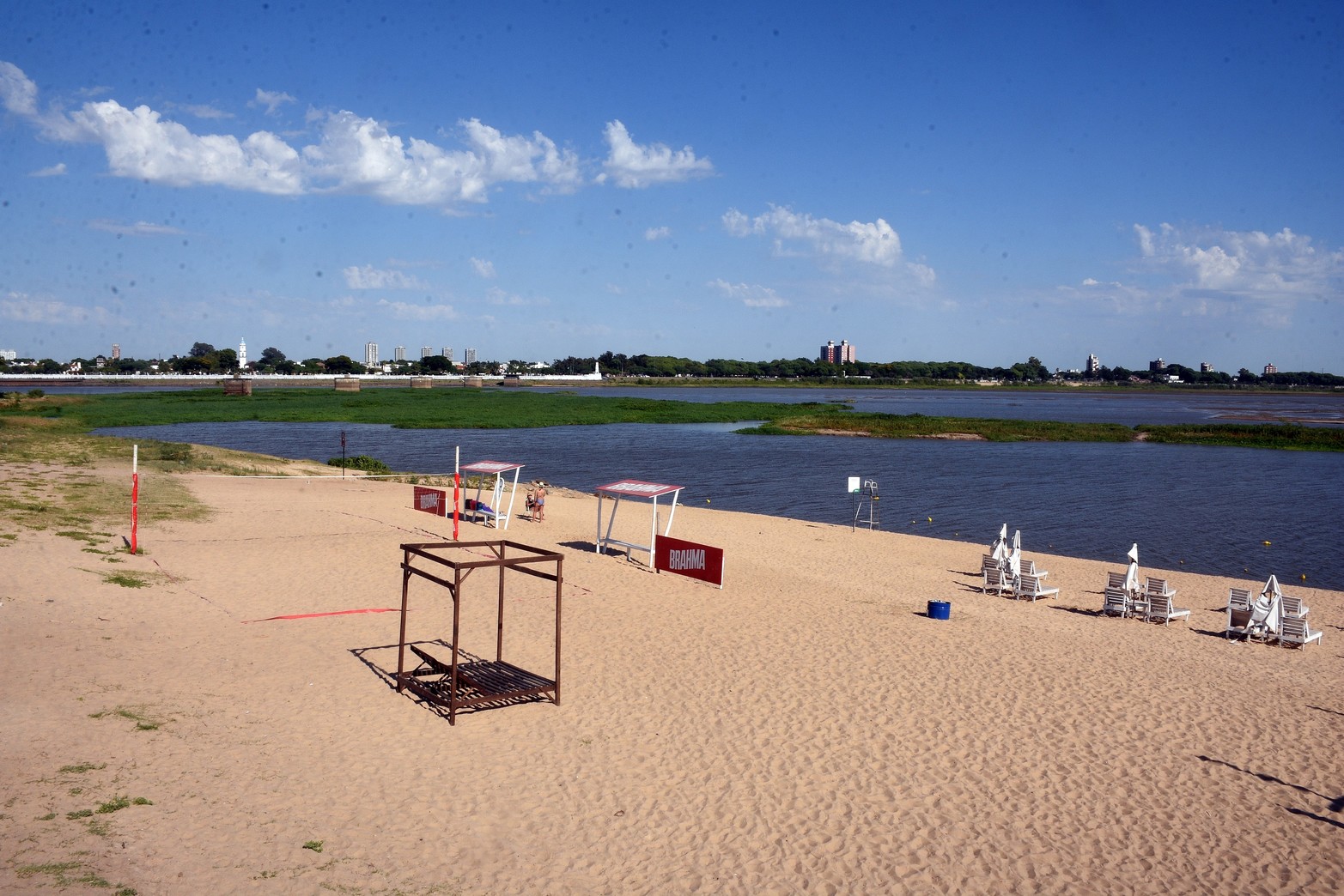 El acceso al sector de playa de la Costanera Néstor Kirchner está prácticamente bloqueado desde el agua. Foto: Guillermo Di Salvatore