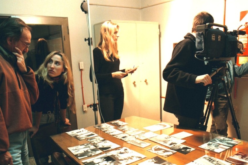 Realizadores de la película sobre el caso trabajando en las instalaciones de Diario El Litoral el 21 de mayo de 1999. Crédito: Archivo El Litoral