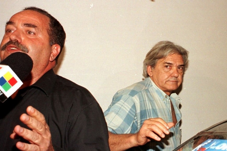 El 29 de octubre de 1999, junto a su abogado tras recibir la libertad condicional. Crédito: Luis Cetraro / Archivo El Litoral