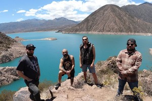 Cuyoman, banda integrada por los ex Karamelo Santo Pedro “Piro” Rosafa (voz y guitarra), Lucas Villafañe (acordeón y coros) y Diego Aput (bajo y coros); junto a Lucas “Chiro” Albornoz en batería. La banda en Potrerillos (Luján de Cuyo), en Mendoza