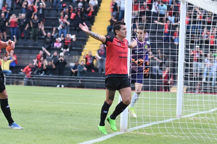 Octubre 2022: el último baile. El festejo de su gol de Colón a Defensa y Justicia en el Cementerio de los Elefantes, el día que llegó a 100 partidos con la "10" sangre y luto en la espalda. Ahora sí, se termina la novela de Luis Miguel Rodríguez en Santa Fe. Se va "Pulga" a Santiago del Estero. Crédito: Manuel Fabatía