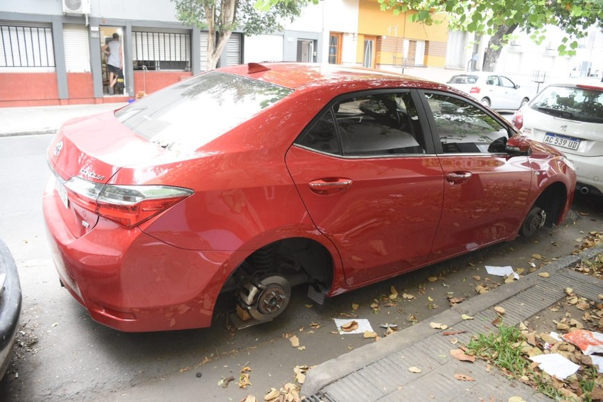 El coche estaba estacionado en Francia 2200, en plena zona céntrica. Crédito: Guillermo Di Salvatore