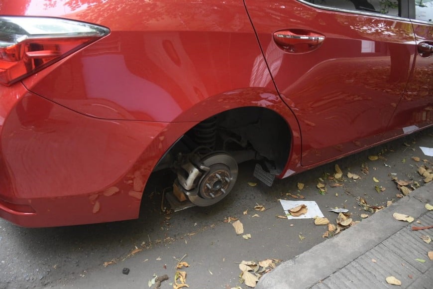 El coche estaba estacionado en Francia 2200, en plena zona céntrica. Crédito: Guillermo Di Salvatore
