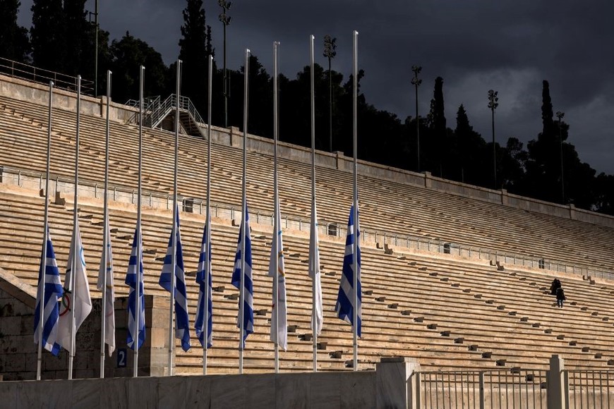 Las banderas griega y olímpica están a media asta, en honor al difunto ex rey Constantino II de Grecia. Créditos: Alkis Konstantinidis/ Reuters