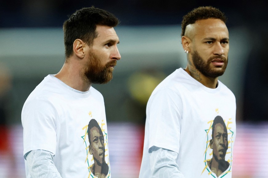 Soccer Football - Ligue 1 - Paris St Germain v Angers - Parc des Princes, Paris, France - January 11, 2023
Paris St Germain's Lionel Messi and Neymar wearing shirts in memory of Pele during the warm up before the match REUTERS/Gonzalo Fuentes