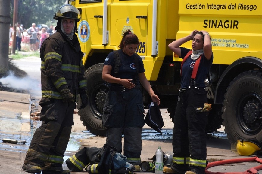 Más de 60 hombres y mujeres de bomberos Zapadores y Voluntarios trabajaron en el combate de las llamas. Crédito: Guillermo Di Salvatore