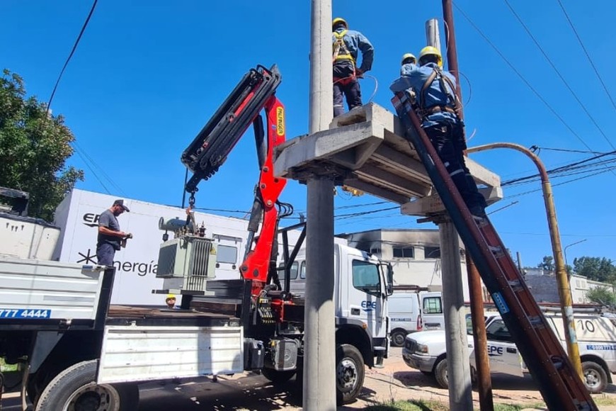 Operarios de la EPE construyeron "en tiempo récord" una subestación transformadora que reemplazó a la que colapsó producto del fuego. Crédito: Prensa EPE