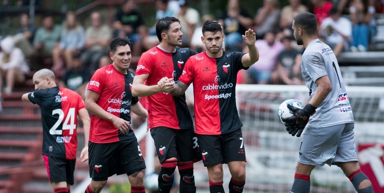 Colón enfrenta a Nacional de Uruguay en el Parque Central