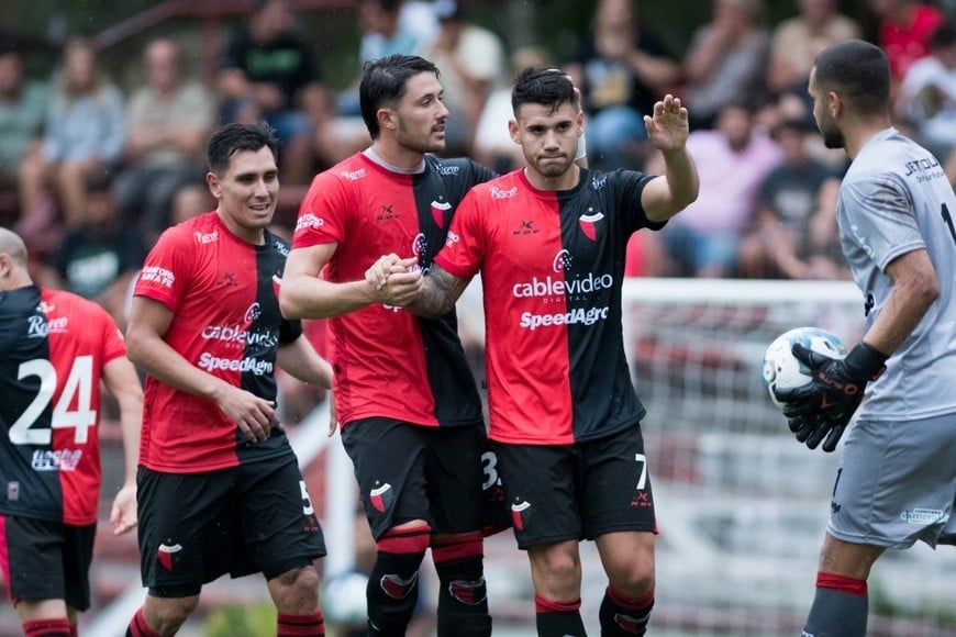 El rojinegro continúa acumulando minutos de rodaje. Crédito: Serie Río de la Plata