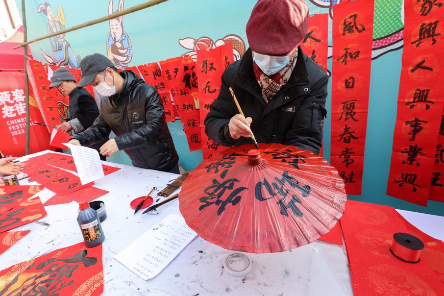(230111) -- HANGZHOU, 11 enero, 2023 (Xinhua) -- Personas escriben palabras auspiciosas en caligrafía china como bendiciones de Año Nuevo en un festival de compras, en el poblado de Pingyao del distrito de Yuhang, en la ciudad de Hangzhou, en la provincia de Zhejiang, en el este de China, el 11 de enero de 2023. El festival de compras con productos agrícolas y culturales locales comenzó en Pingyao el miércoles como calentamiento para el próximo Año Nuevo Lunar chino. (Xinhua/Xu Yu) (jg) (ah) (ra) (vf)