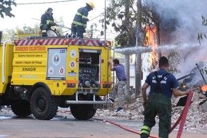 Bomberos en plena tarea sobre Gobernador Freyre 6700. Crédito: Guillermo Di Salvatore