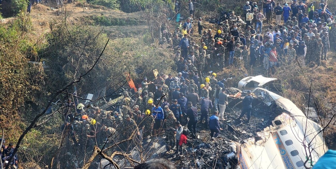 Una vista general de las personas reunidas después del accidente aéreo en Pokhara. Créditos: Naresh Giri/ Reuters