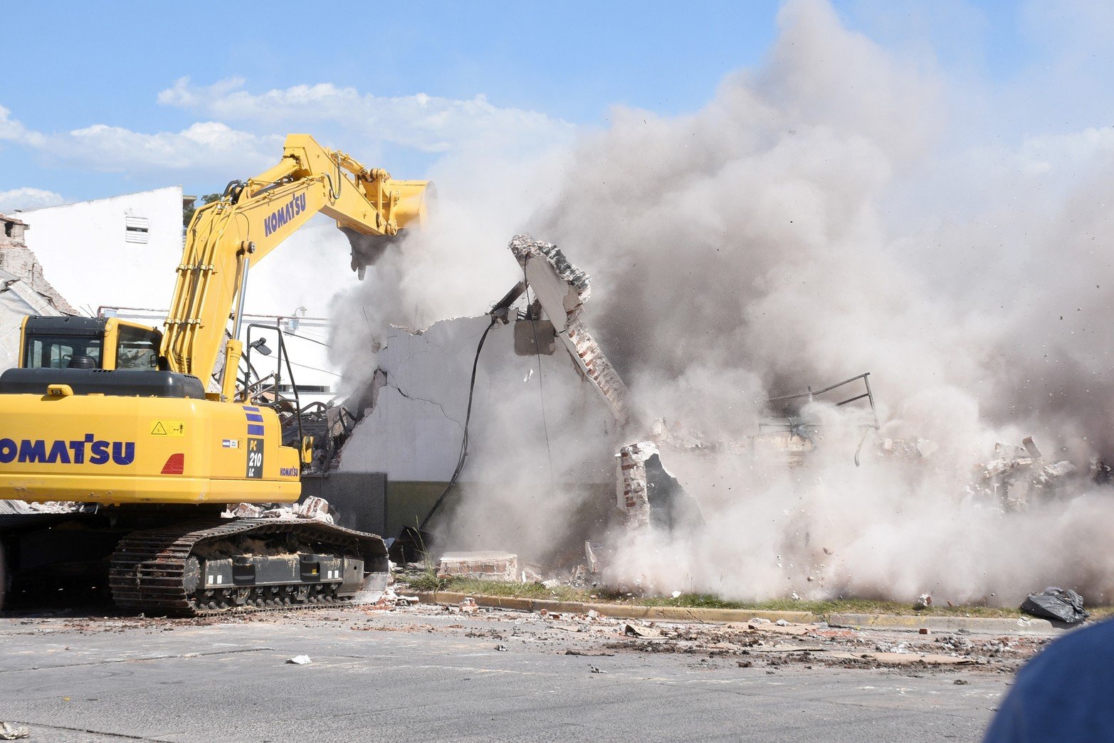 Derrumbaron una de las paredes de la distribuidora incendiada. El lunes continuaban los trabajos de seguridad y demolición luego del incendio que consumió gran parte del depósito de una distribuidora en el norte de la ciudad.