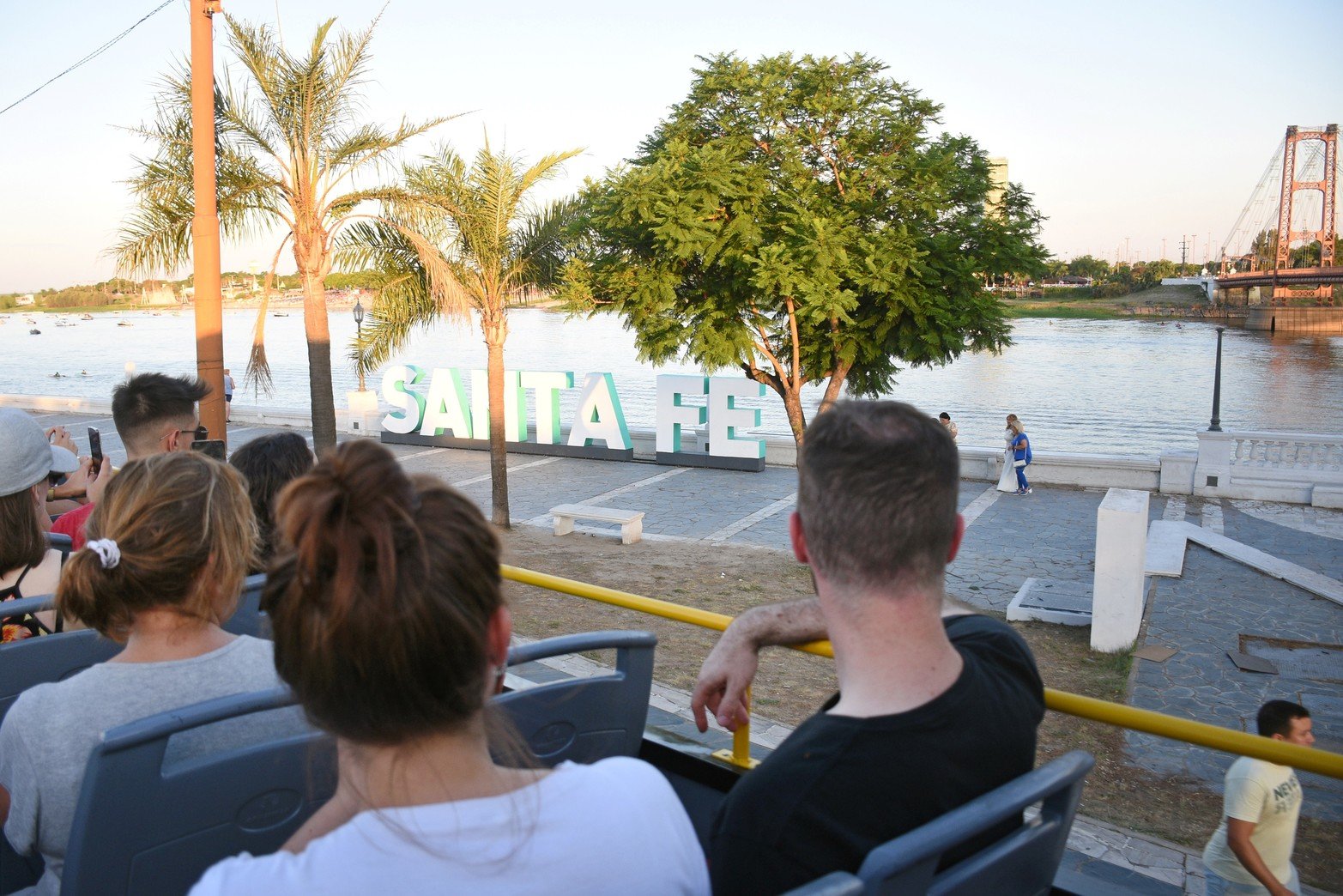 El bus turístico, otra forma de conocer nuestra ciudad. Se trata de una novedosa iniciativa en la que se realizan paseos panorámicos por puntos históricos y emblemáticos de Santa Fe. Los viajes parten del Puerto y regresan al mismo lugar.