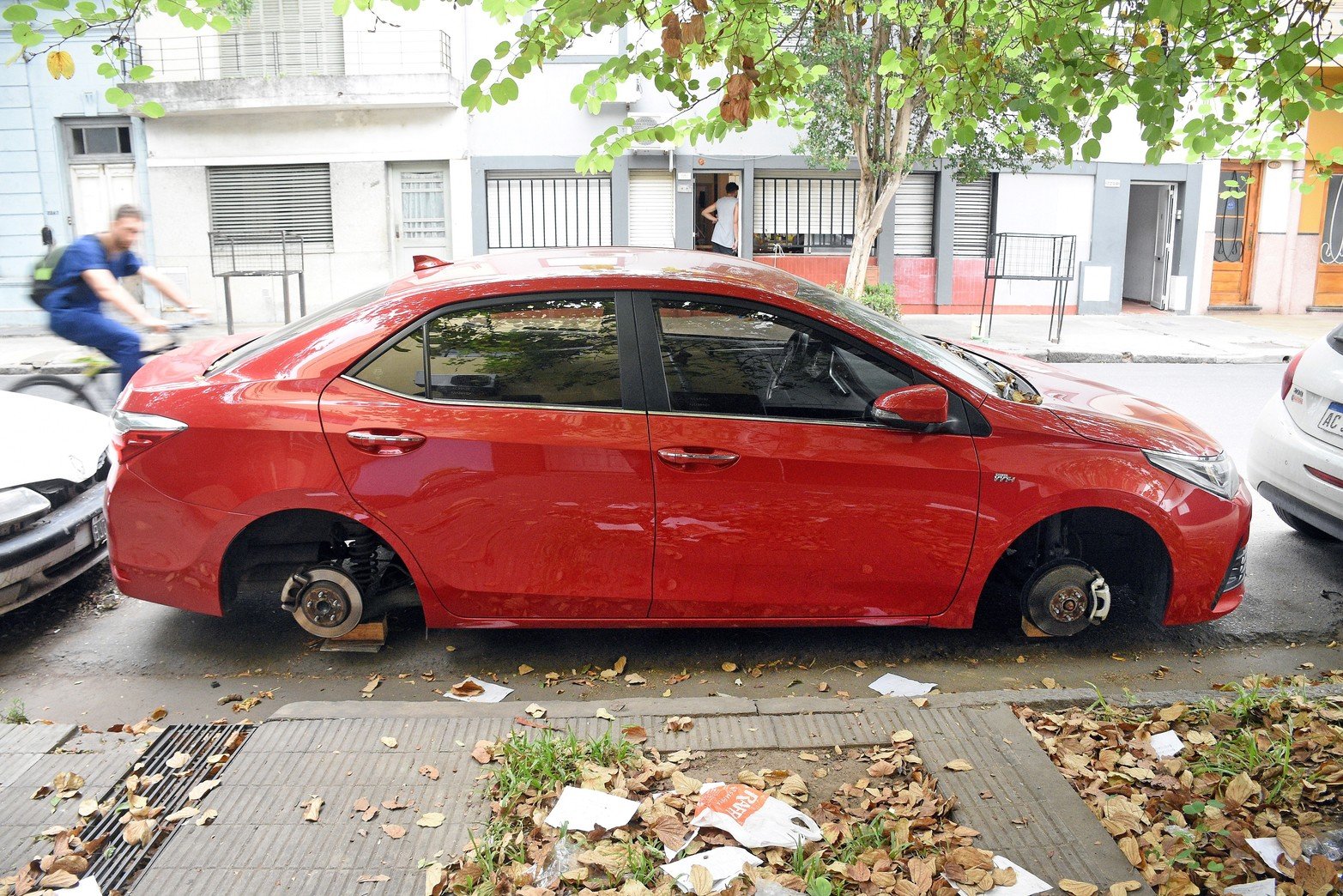 Dejó su auto estacionado y en un rato le robaron dos ruedas. Amarga noche vivió el martes un hombre que vive en pleno centro, quien resultó víctima de los llamados "roba-ruedas".