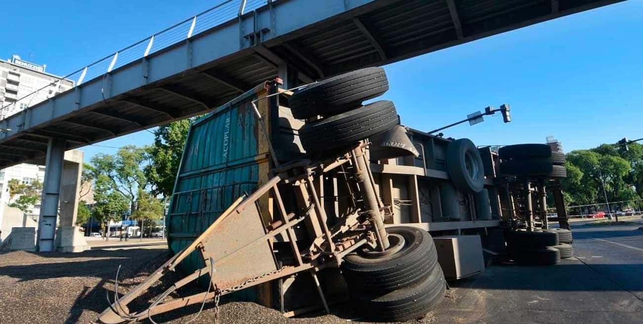 Un camión volcó su acoplado  en la curva de Alem y Tucumán