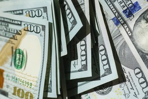 La brecha entre el blue y el dólar mayorista desciende al 95,3%.