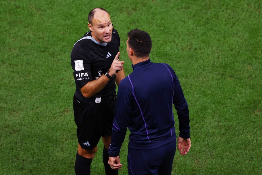 Soccer Football - FIFA World Cup Qatar 2022 - Quarter Final - Netherlands v Argentina - Lusail Stadium, Lusail, Qatar - December 9, 2022 
Argentina coach Lionel Scaloni remonstrates with referee Antonio Mateu Lahoz REUTERS/Paul Childs