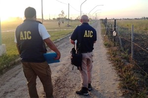 Peritos trabajando en el siniestro ocurrido en el paraje El Chaquito. Crédito:  El Litoral.